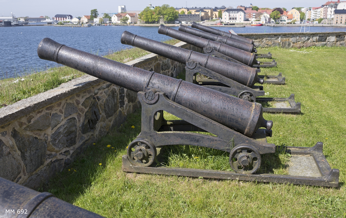 6 pundig slätborrad framladdningskanon M/Ashling, av 310 kulors vikt, med lavett, L = 2050 mm B = 830 mm H = 1000 mm och kursör, av järn. Kanonens gjut. nr 140. Märkt å ena tappen "H" och å den andra "87".
