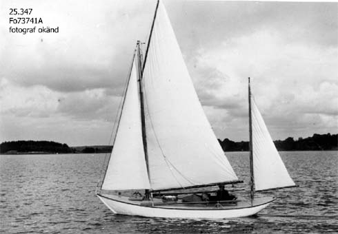 Yawl, kravellbyggd i ek, gran och furu. Ruff av teak (ej ursprunglig – tillkommen under 1920-talet).