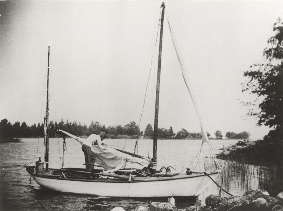 Yawl, kravellbyggd i ek, gran och furu. Ruff av teak (ej ursprunglig – tillkommen under 1920-talet).