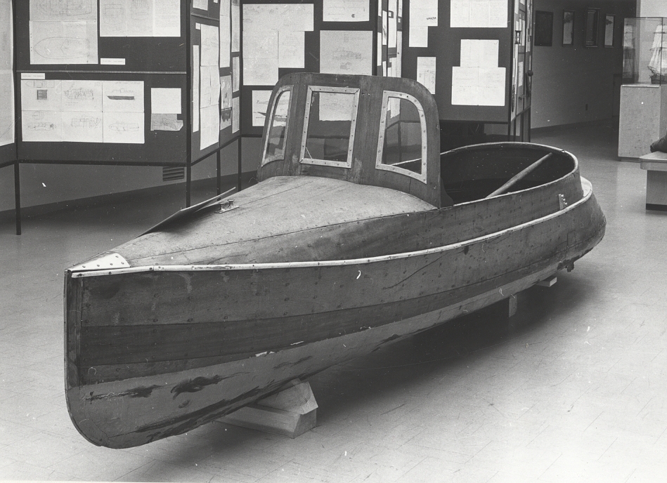 Motorbåt, DIXIE. Kravellbyggd mahognymotorbåt.
Längd 4,49 meter. Bredd 0,98 meter. Vindruta med 3 rutor. Ratt på styrbords sida. Litet akterdäck klätt med segelduk. Saknar gångbord. Årtullar (1 åra kvar). 1 korkfendert. Inombordsmotor, nu urtagen (Amerikansk typ, 7 hk). Aktern kraftigt breddad nedåt och starkt bakåtlutande. Nuvarande motorn, en encylindrig De Dion-Bouton på 3,5 hkr (SM 30228), är en gåva från Tekniska museet. Detta är inte originalmotorn.