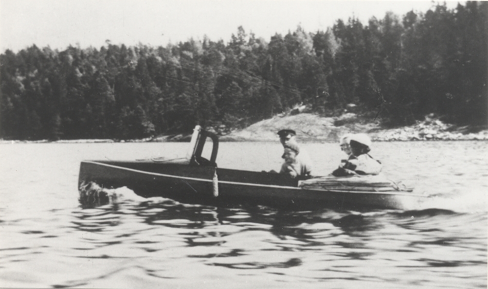 Motorbåt, DIXIE. Kravellbyggd mahognymotorbåt.
Längd 4,49 meter. Bredd 0,98 meter. Vindruta med 3 rutor. Ratt på styrbords sida. Litet akterdäck klätt med segelduk. Saknar gångbord. Årtullar (1 åra kvar). 1 korkfendert. Inombordsmotor, nu urtagen (Amerikansk typ, 7 hk). Aktern kraftigt breddad nedåt och starkt bakåtlutande. Nuvarande motorn, en encylindrig De Dion-Bouton på 3,5 hkr (SM 30228), är en gåva från Tekniska museet. Detta är inte originalmotorn.