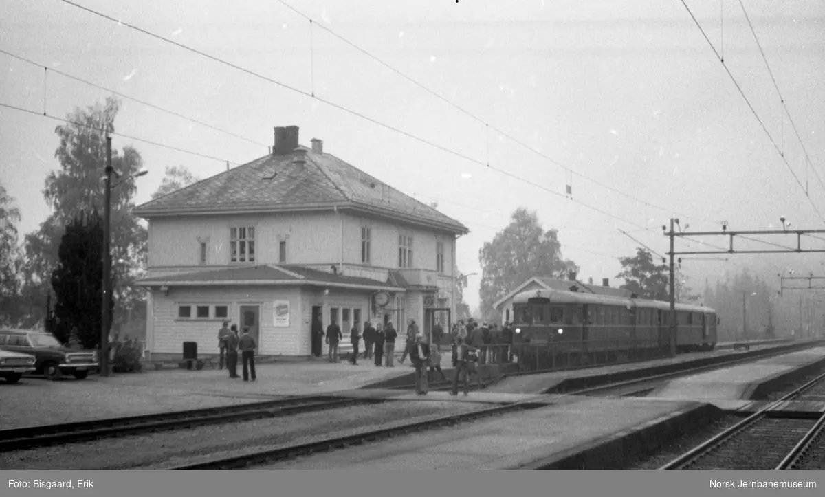 Utfluktstog for Norsk Jernbaneklubb på Roa stasjon, med motorvogn BM 86 09 og styrevogn BDFS 86 65