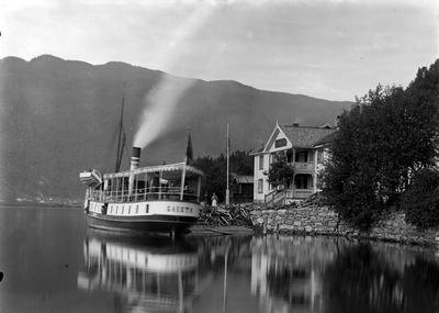 Fagerstrand Hotell. D/S Gausta ved kai
