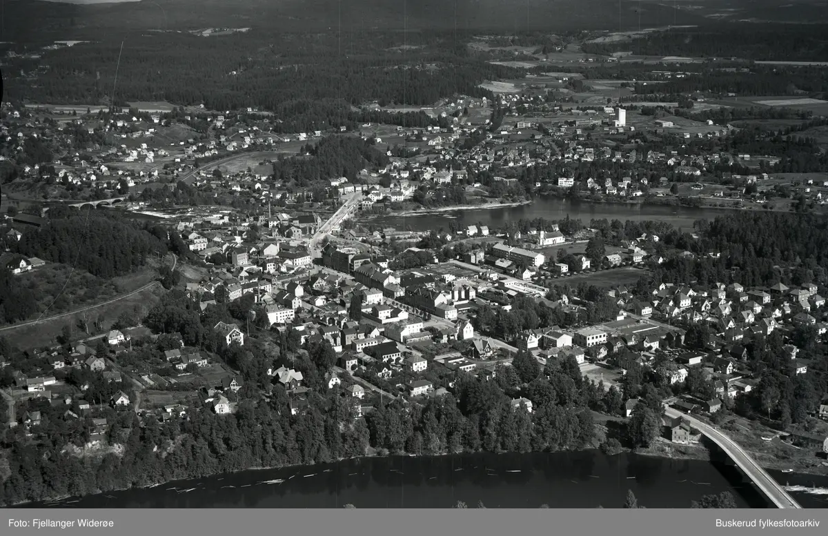 Hele byen
Storgaten, Kvernbergsund bru, Hønefoss bru,Storelva, Helgesbråten
1953