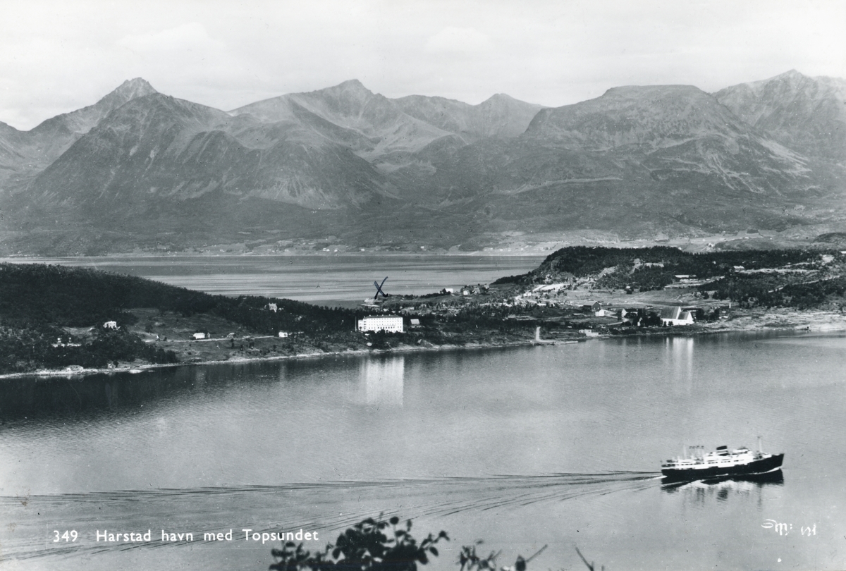 Hurtigruten, med Trondenes og Grytøya i bakgrunnen.