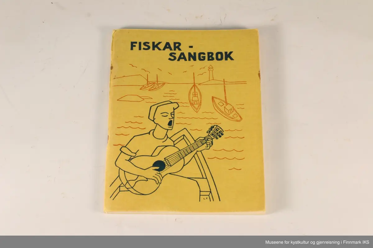 Forsidebilde viser tegning av en person som sitter fremme i en båt med en gitar og synger. I bakgrunnen er en holme med et fyr, skjær og fire båter.