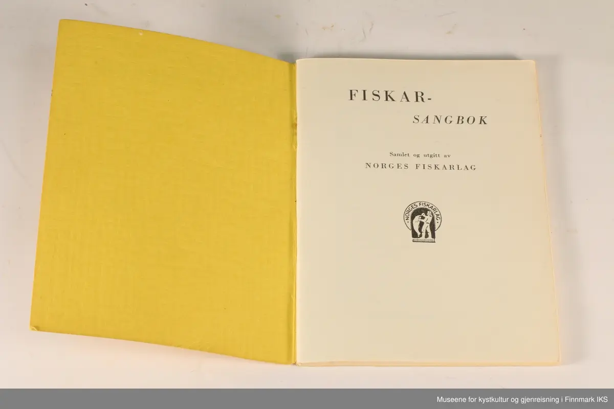 Forsidebilde viser tegning av en person som sitter fremme i en båt med en gitar og synger. I bakgrunnen er en holme med et fyr, skjær og fire båter.