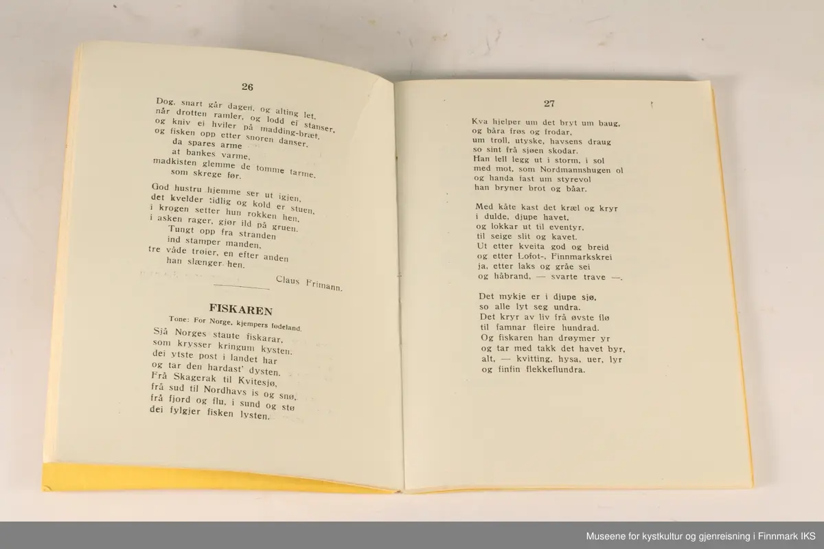 Forsidebilde viser tegning av en person som sitter fremme i en båt med en gitar og synger. I bakgrunnen er en holme med et fyr, skjær og fire båter.