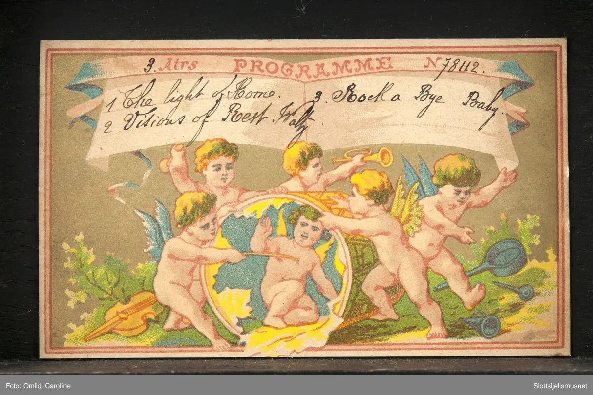 Polert rektangulær eske som inneholder anlegget til spilledåsen.