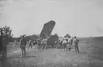 Arbete med bärgning av haverat flygplan Phönix Dront nummer 0116 vid Lagerlunda, Malmslätt år 1921.