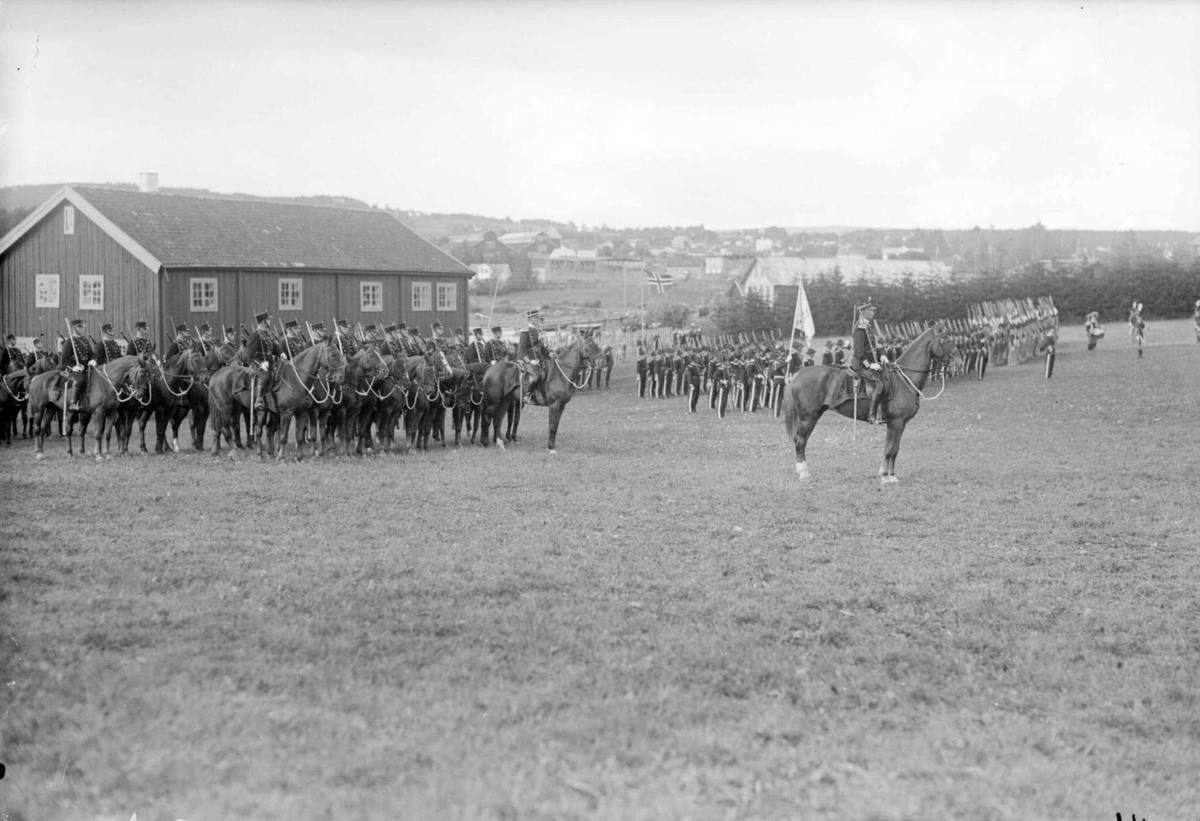 Militæroppvisning på Domkirkeodden på Hamar. Parade. Hester med ryttere.