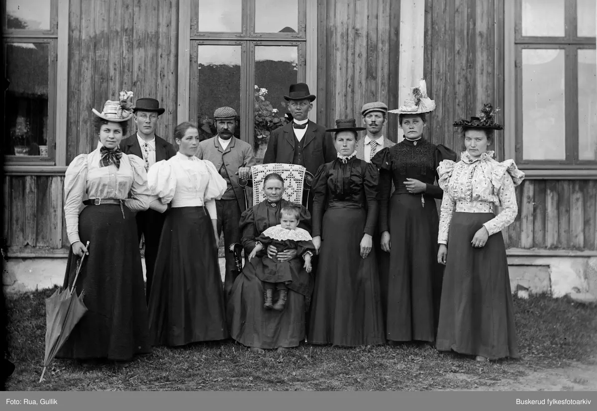 Damer med flotte kreasjoner
Stor familiegruppe Ole Kolkinn Raaen m/gruppe.
Eiker 1898