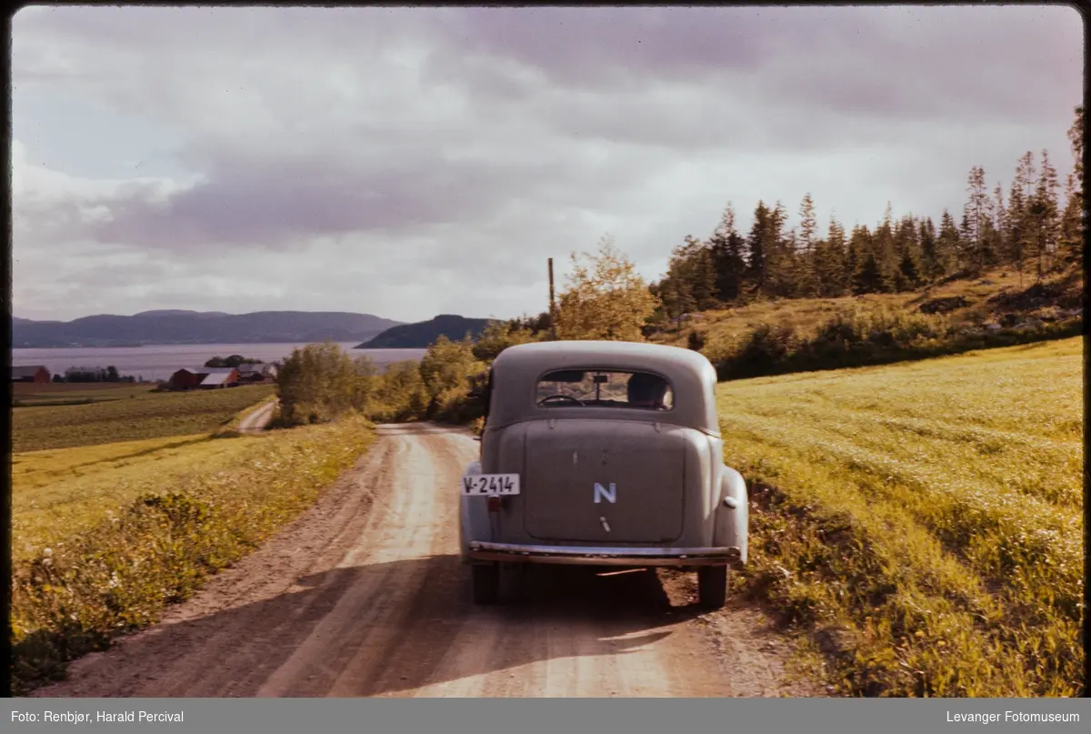 På vegn i Skogn i Renbjørs Chevrolet 1937 modell.