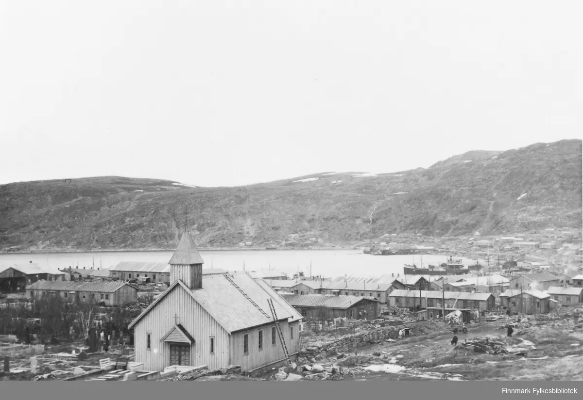 'Kapellet i Hammerfest, juni 1946.'  Brakker i bakgrunnen.