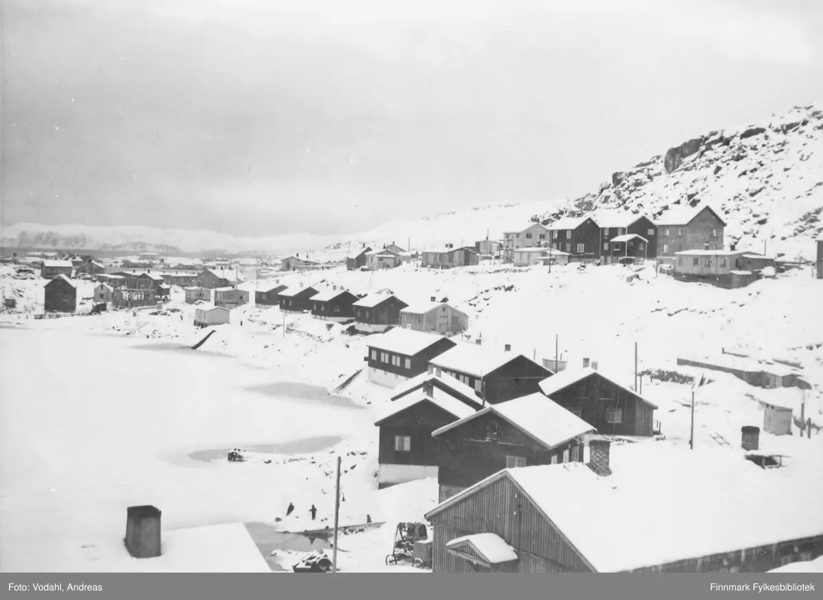 Boliger ved Storvannet i Hammerfest, november 1947. Andreas Vodahl var ansatt som distriktsingeniør ved distriktskontoret i Kjelvik (senere Nordkapp), Kistrand (senere Porsanger), Karasjok og Lebesby under gjenreisinga.
