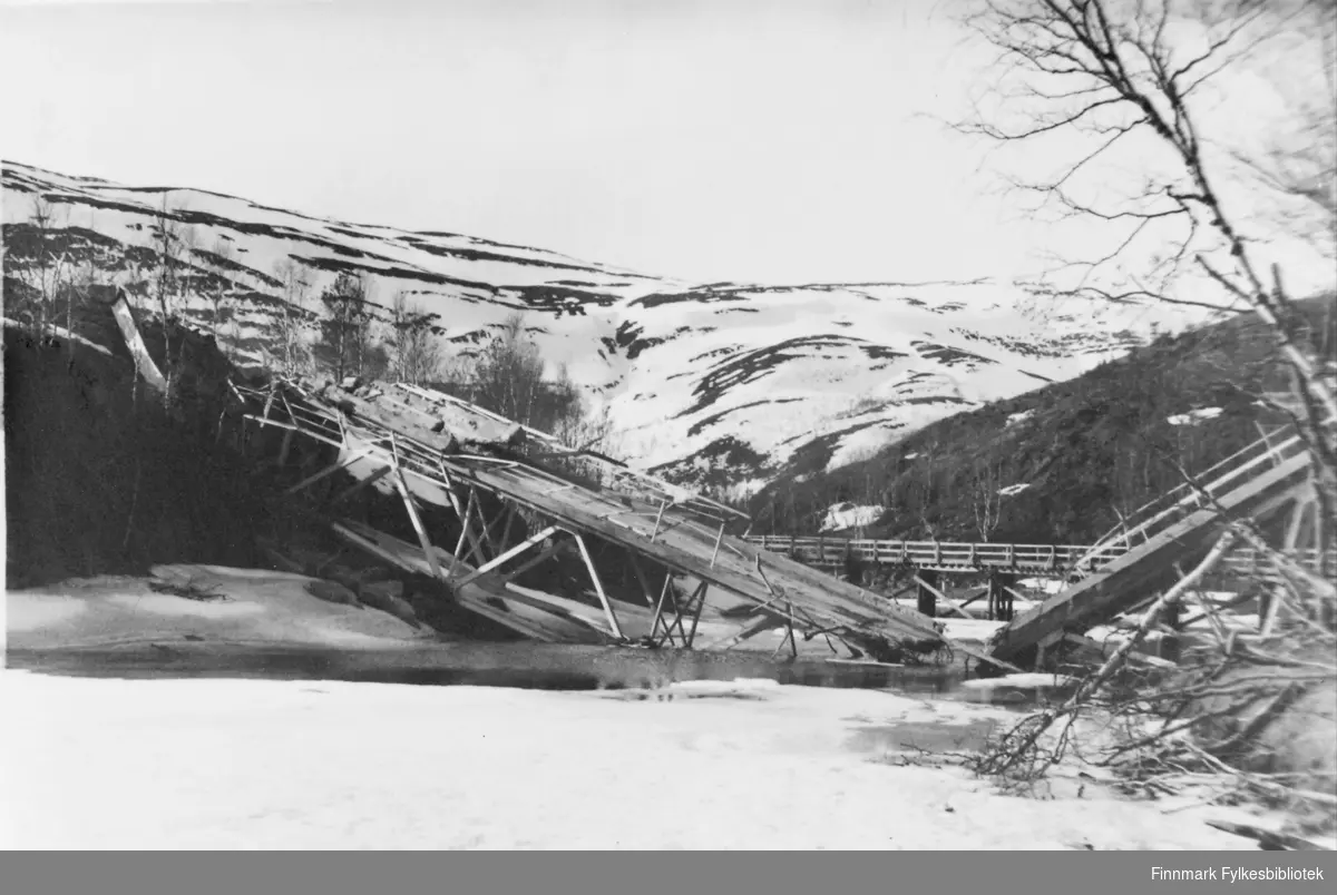 Knust  bro over Mattiselv. I bakgrunnen ser man den provisoriske broen som erstattet den som er ødelagt. Mai 1946.