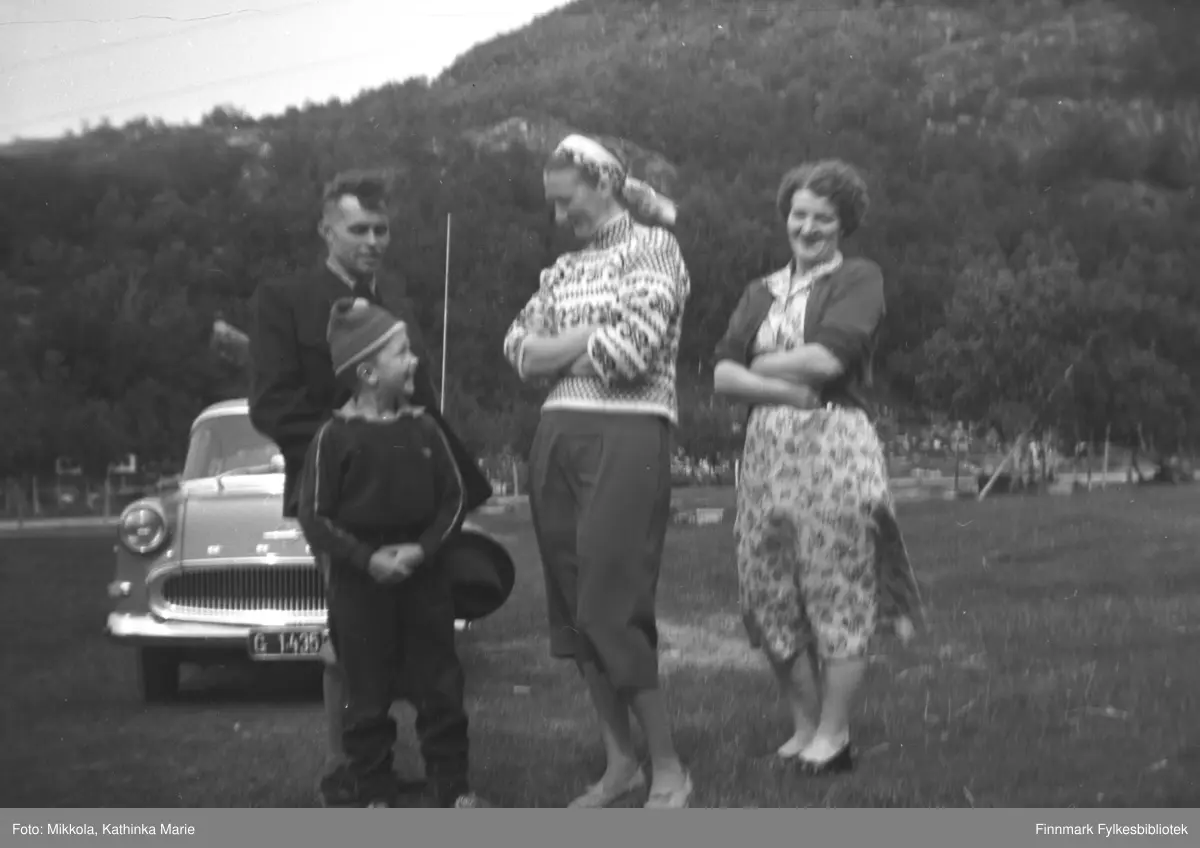 Besøk fra Østerrike på Mikkelsnes i Neiden i 1958. Fra venstre: Karl Brünzus og gutten Tore Skjalg Olsen, så søstrene Marine Smuk og Astrid Lindseth. Bak står Brünzus Opel med registrering G 1435 (Opel Rekord årsmodell 1958-60).