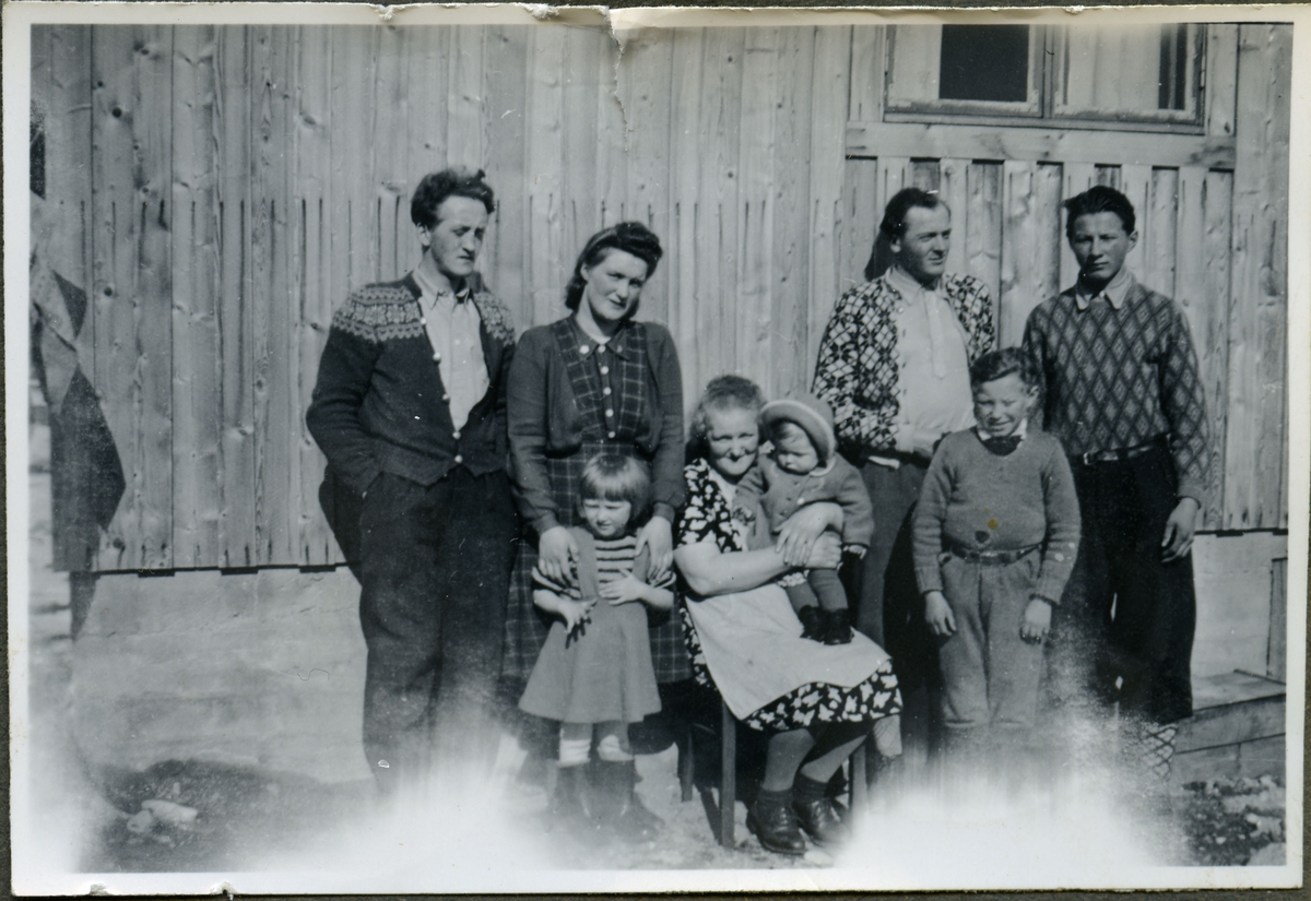 Et gruppeportrett av Jakob Reeberg,  hans søster Åse Reeberg, deres mor, Anna Reeberg, Hermann Hårkau (eller Hårklau) fra Voss, John Persen og Tore Jullum. Barna er ukjente. Sannsynligvis fotografert i 1945 under gjennombyggingen av gården i Friarfjord.