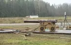 Kopia av Vasas 24-pundiga bronskanonen provskjuts vid Saab Bofors Test Center i Karlskoga.Skottet riktades mot en kopia av en del av Vasas fartygssida.