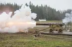 Kopia av Vasas 24-pundiga bronskanonen provskjuts vid Saab Bofors Test Center i Karlskoga.Skottet riktades mot en kopia av en del av Vasas fartygssida.