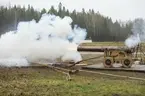Kopia av Vasas 24-pundiga bronskanonen provskjuts vid Saab Bofors Test Center i Karlskoga.Skottet riktades mot en kopia av en del av Vasas fartygssida.