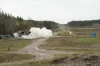Kopia av Vasas 24-pundiga bronskanonen provskjuts vid Saab Bofors Test Center i Karlskoga.Skottet riktades mot en kopia av en del av Vasas fartygssida.