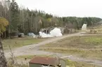 Kopia av Vasas 24-pundiga bronskanonen provskjuts vid Saab Bofors Test Center i Karlskoga.Skottet riktades mot en kopia av en del av Vasas fartygssida.