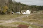 Kopia av Vasas 24-pundiga bronskanonen provskjuts vid Saab Bofors Test Center i Karlskoga.Skottet riktades mot en kopia av en del av Vasas fartygssida.