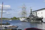 Fullriggaren JARRMAS och robotbåten HMS VÄSTERVIK intill Marinmuseum.