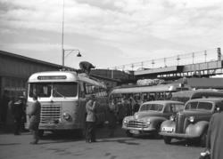 Stedet er Narvik. Bilene har fylkesbokstav W for Nordland, f