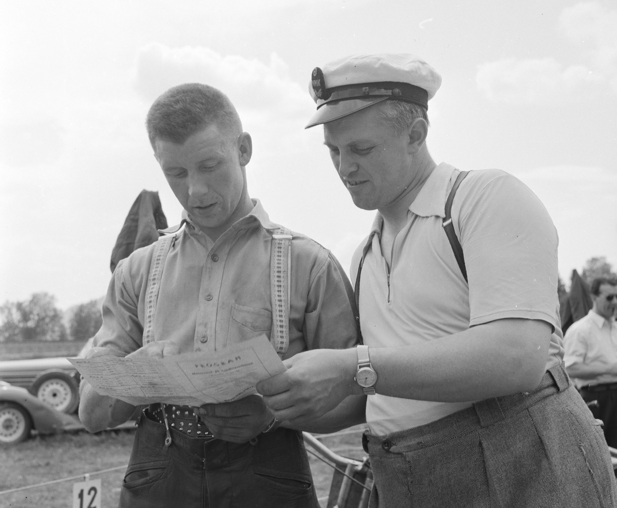 Speedway, motorsykkel, motorsport, funksjonær, Formannen i N.M.K. Hamar avd. Trygve Smith Juelavdeling Hamar og Omegn, studerer stevneprogrammet sammen med stevnedeltager, ukjent.
