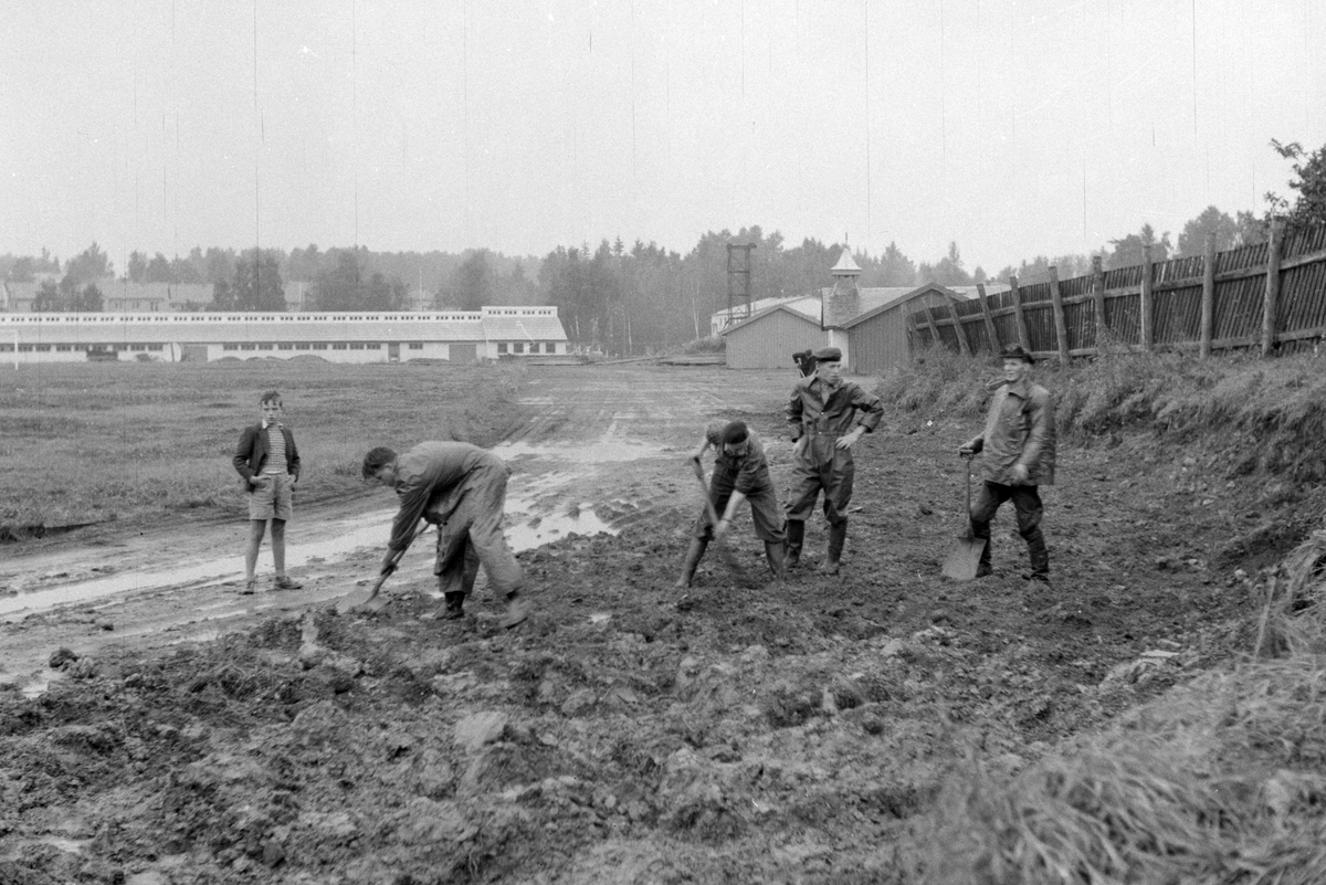 Dugnad, forberedelser til motorsykkelløp, speedwaystevne, Utstillingsplassen Hamar. Ukjente, spar jord, gjørme.