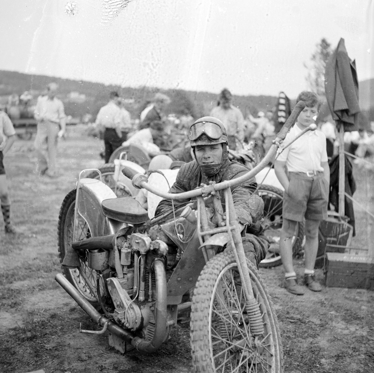 Speedway, motorsykkel, motorsport, Travbanen, Brumunddal. Motorsykkelfører, Erling Cae.