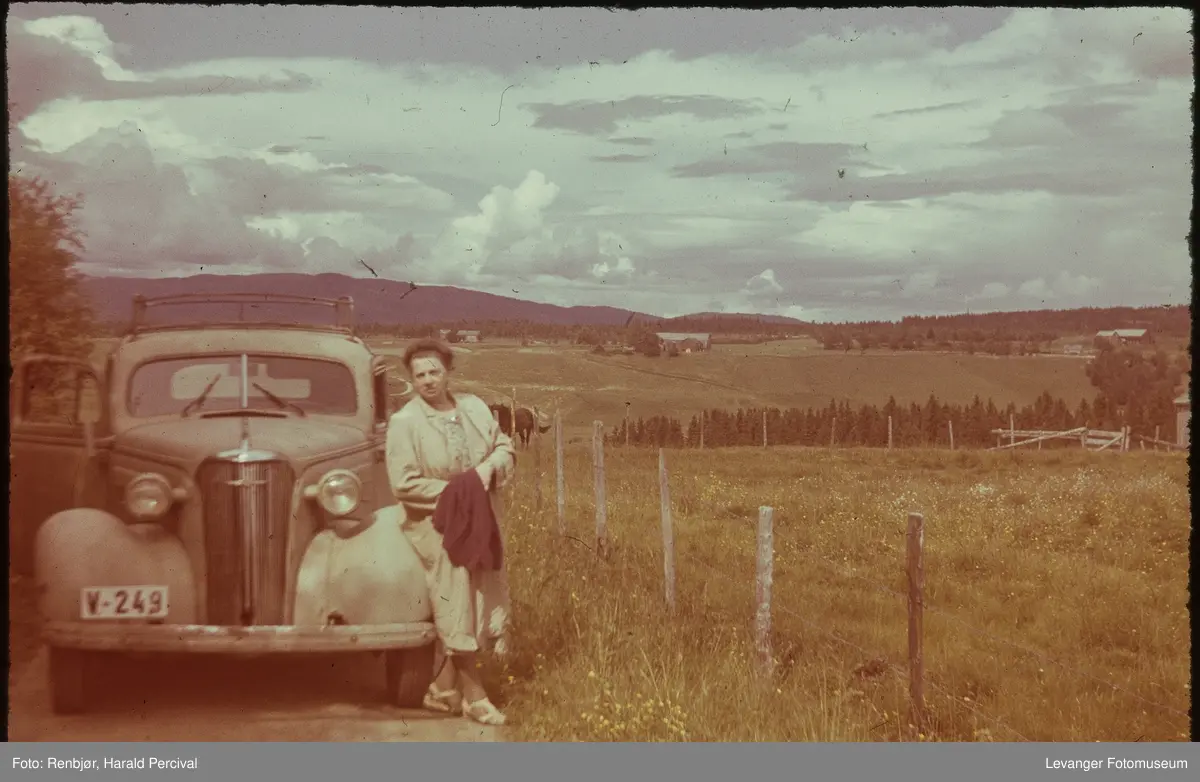Magnhild Renbjør på biltur i Chevroleten modell 1937.