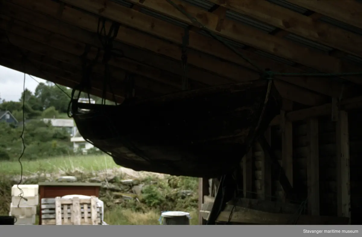 Rogavl - båten i perspektiv ovenfra, sett fra baugen på skrå akterover