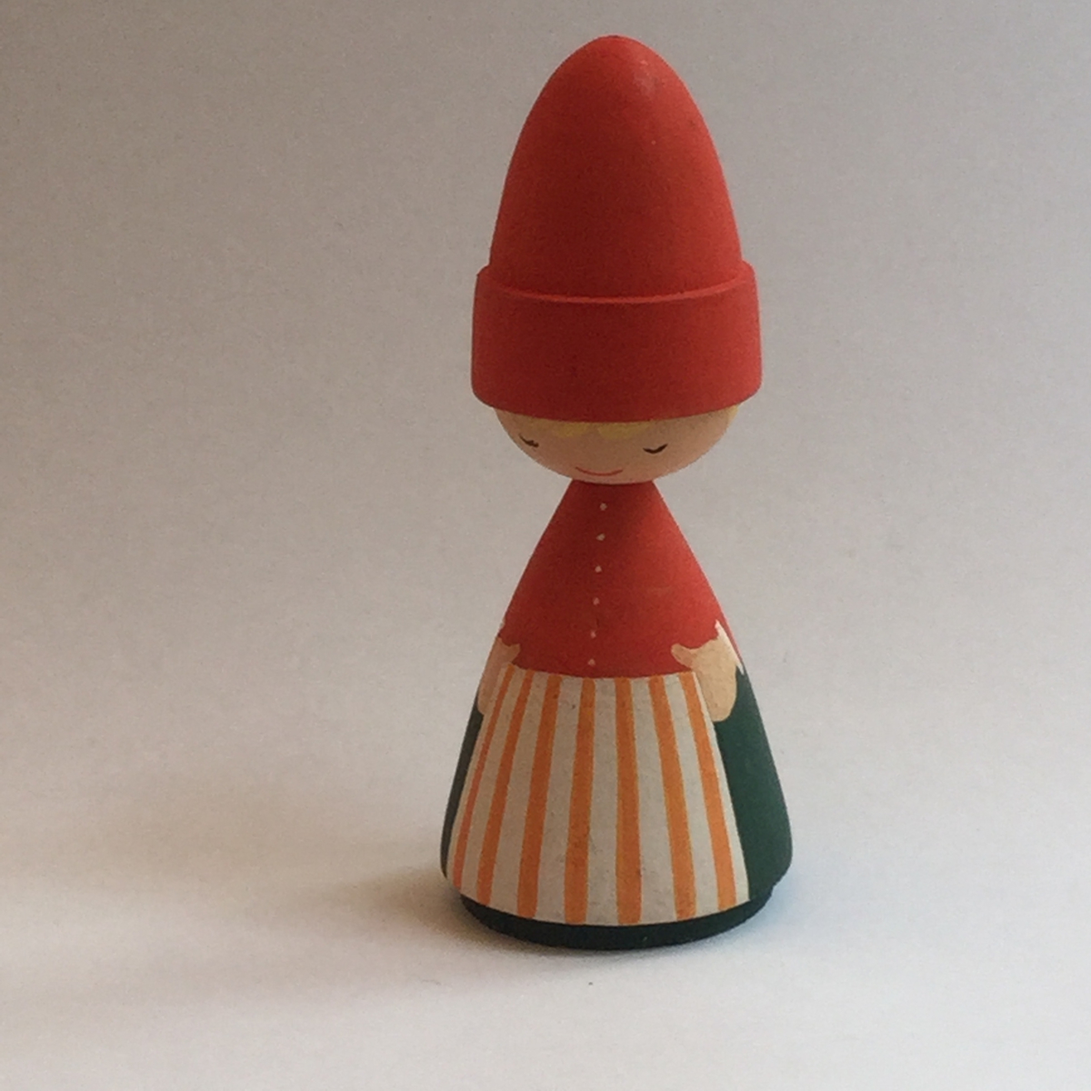 Tomte i trä med dekormålning.