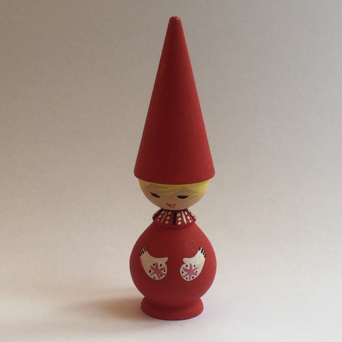 Tomte i trä med dekormålning.