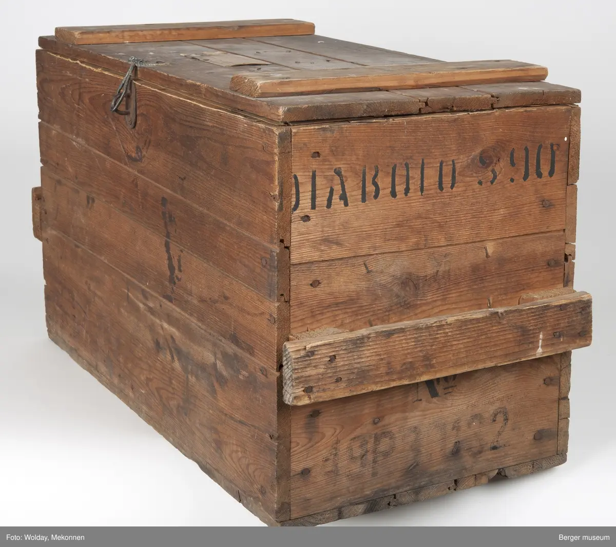 En enkel trekasse spikret sammen av bord i tre bordhøyder. Bordene kan være delvis gjenbruk, basert på eldre stempeltrykk på dem. Kassen har et enkelt håndtak på hver kortende, spikret på et tverrbord satt på to avstandsklosser på kantene. Lokket er hengslet på toppen med to vippehenglser i bakkant, og kan låses ved et hengsel for hengelås påsatt i front.
Kisten er foret innvendig med papp festet med pappstifter.