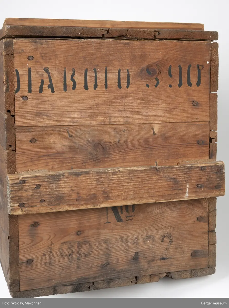 En enkel trekasse spikret sammen av bord i tre bordhøyder. Bordene kan være delvis gjenbruk, basert på eldre stempeltrykk på dem. Kassen har et enkelt håndtak på hver kortende, spikret på et tverrbord satt på to avstandsklosser på kantene. Lokket er hengslet på toppen med to vippehenglser i bakkant, og kan låses ved et hengsel for hengelås påsatt i front.
Kisten er foret innvendig med papp festet med pappstifter.