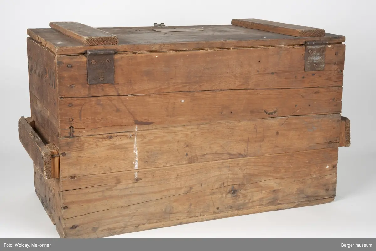 En enkel trekasse spikret sammen av bord i tre bordhøyder. Bordene kan være delvis gjenbruk, basert på eldre stempeltrykk på dem. Kassen har et enkelt håndtak på hver kortende, spikret på et tverrbord satt på to avstandsklosser på kantene. Lokket er hengslet på toppen med to vippehenglser i bakkant, og kan låses ved et hengsel for hengelås påsatt i front.
Kisten er foret innvendig med papp festet med pappstifter.