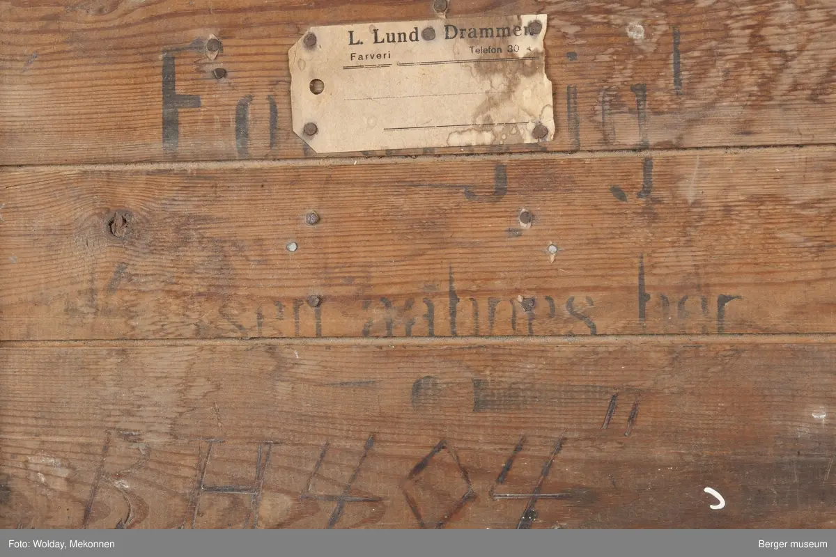 En enkel trekasse spikret sammen av bord i tre bordhøyder. Bordene kan være delvis gjenbruk, basert på eldre stempeltrykk på dem. Kassen har et enkelt håndtak på hver kortende, spikret på et tverrbord satt på to avstandsklosser på kantene. Lokket er hengslet på toppen med to vippehenglser i bakkant, og kan låses ved et hengsel for hengelås påsatt i front.
Kisten er foret innvendig med papp festet med pappstifter.