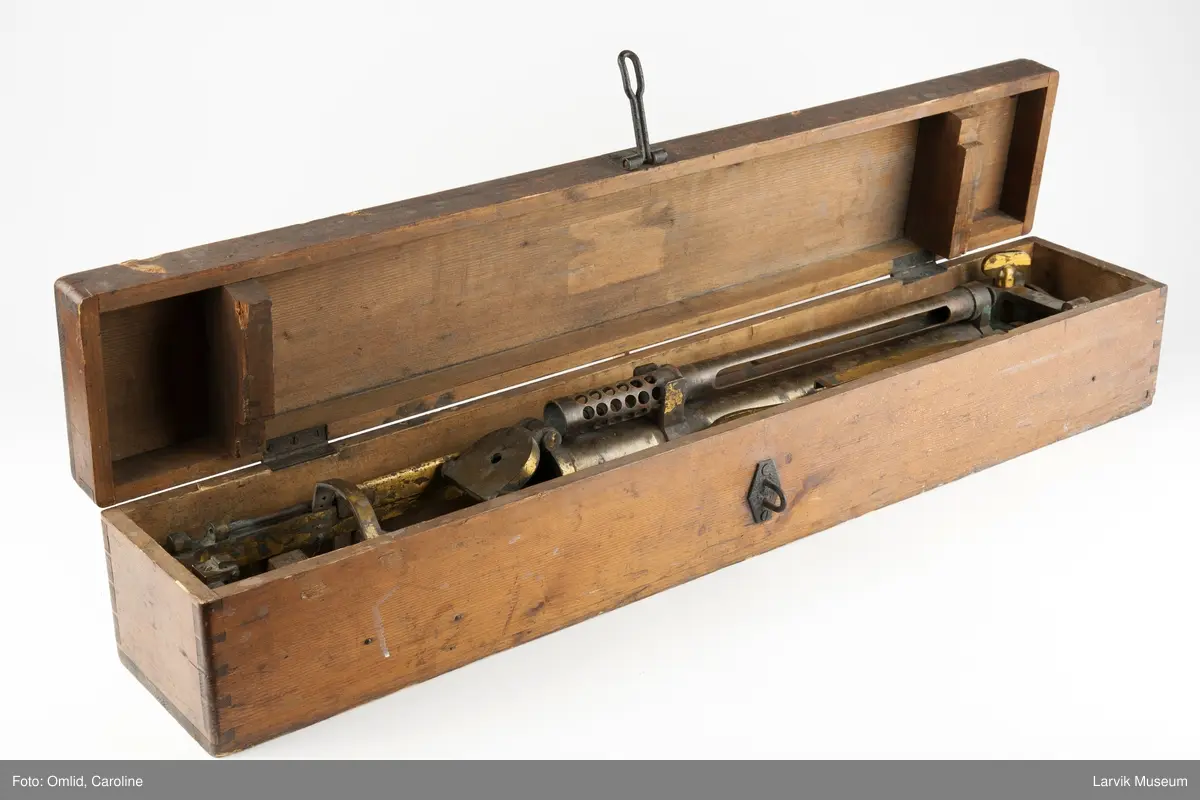 Form: Sylinder
Vannprøveinstrument, såkalt "Nansenflaske" i treetui.