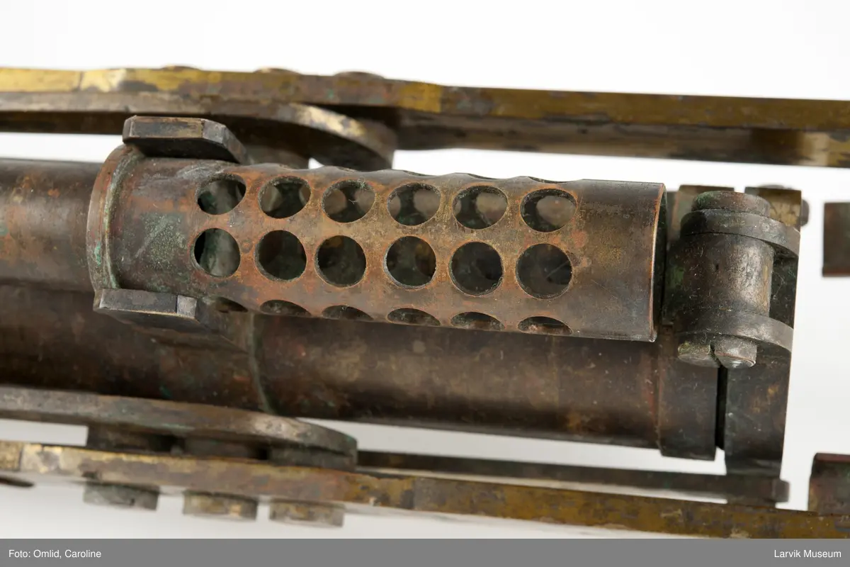 Form: Sylinder
Vannprøveinstrument, såkalt "Nansenflaske" i treetui.