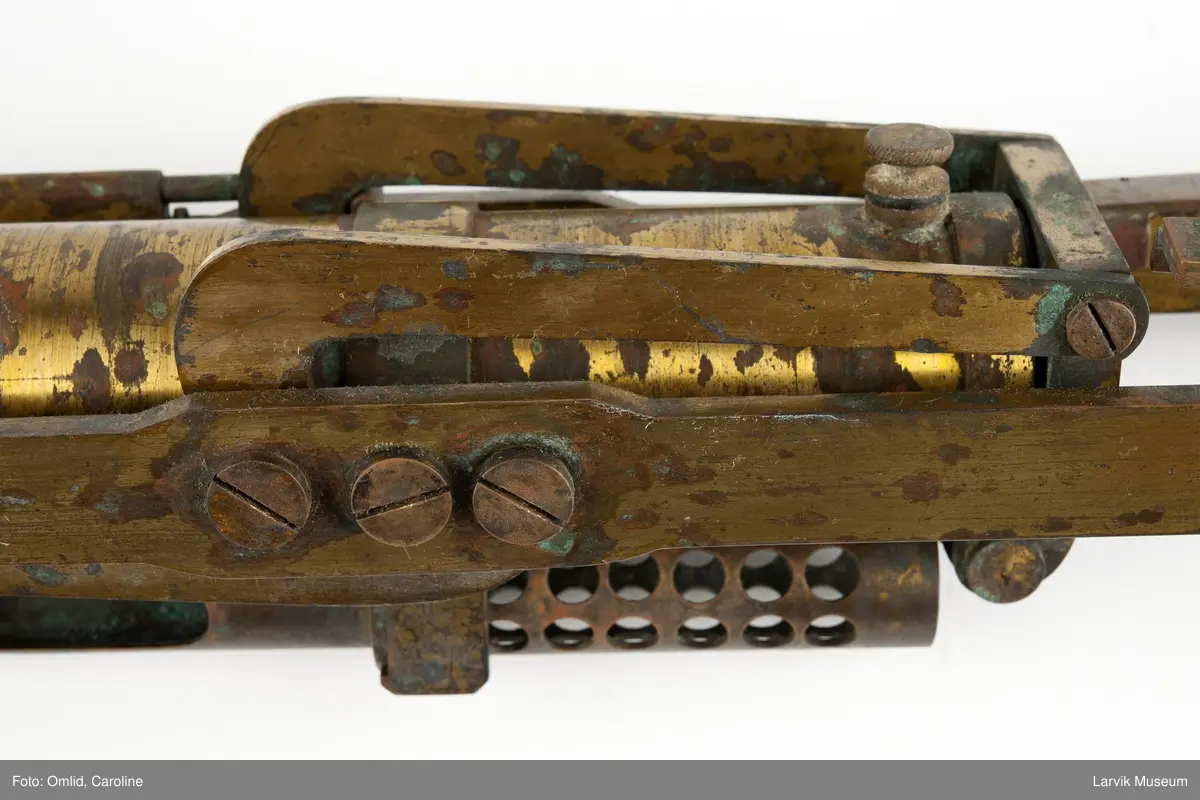 Form: Sylinder
Vannprøveinstrument, såkalt "Nansenflaske" i treetui.