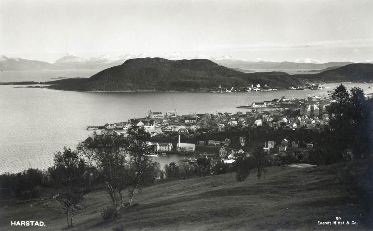 Postkort av Samasjøen og Harstad by, fotografert fra bakkene ovenfor Samasjøen i retning Gangsås.