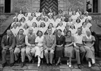 Grupporträtt i samband med kursavslutning på Wiks folkhögskola, Balingsta socken, Uppland 1938