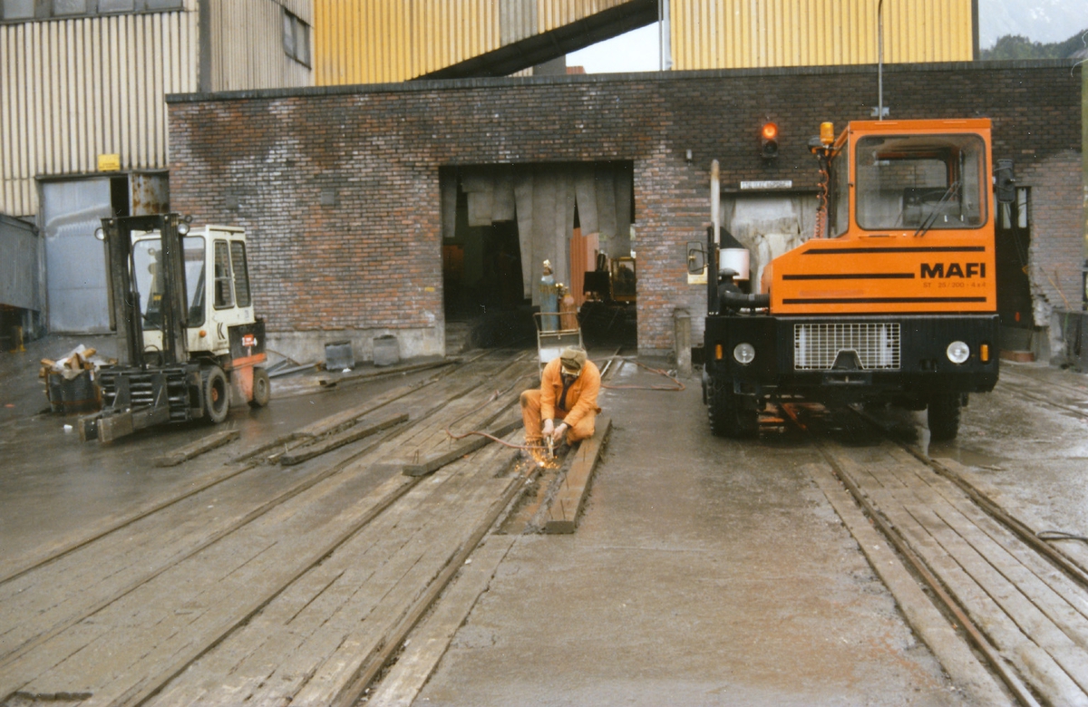 Sveisearbeid ved karbidpakkeriet, containerpakkeriet på Odda smelteverk