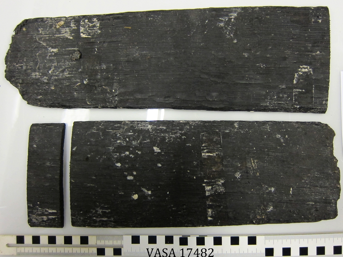 En stav till en tunna. Bruten. Ett hål med tapp finns på staven.  År 2013 togs ett dendroprv ur staven som nu är i tre delar.