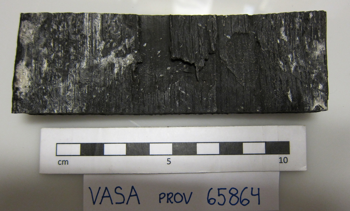 En stav till en tunna. Bruten. Ett hål med tapp finns på staven.  År 2013 togs ett dendroprv ur staven som nu är i tre delar.