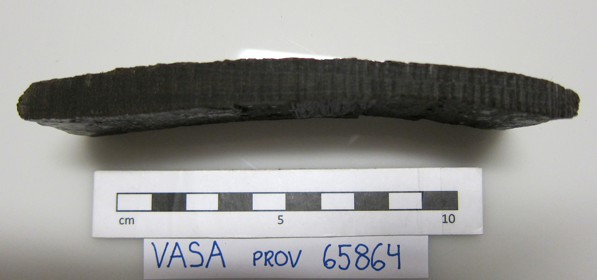 En stav till en tunna. Bruten. Ett hål med tapp finns på staven.  År 2013 togs ett dendroprv ur staven som nu är i tre delar.